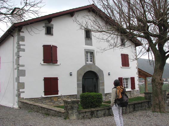 Maison bas-navarraise avec linteau sculpté