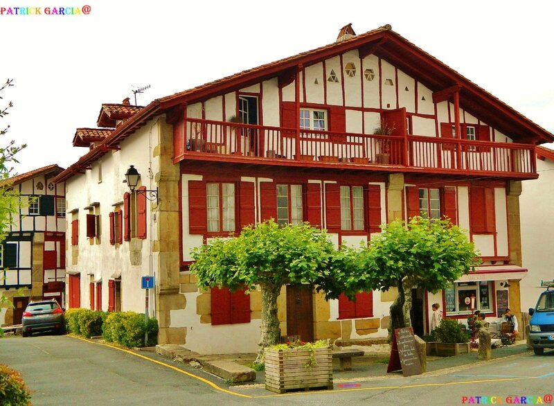 Maison basque labourdine traditionnelle avec colombages rouges et murs blancs