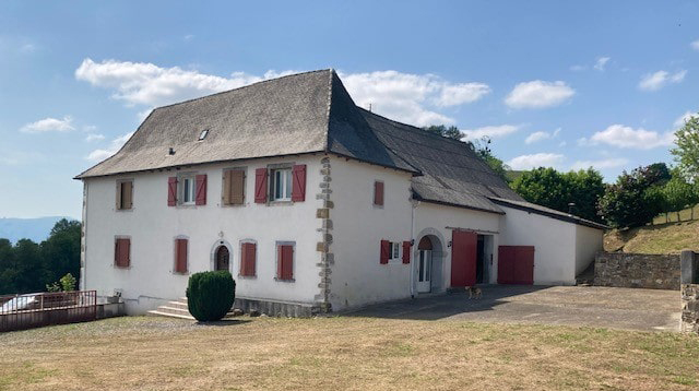 Ferme souletine avec toit d'ardoises à forte pente
